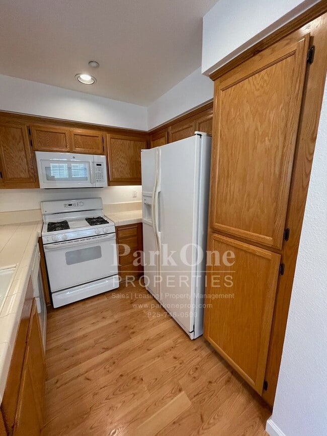 Building Photo - Great Townhouse in Livermore Available Now!