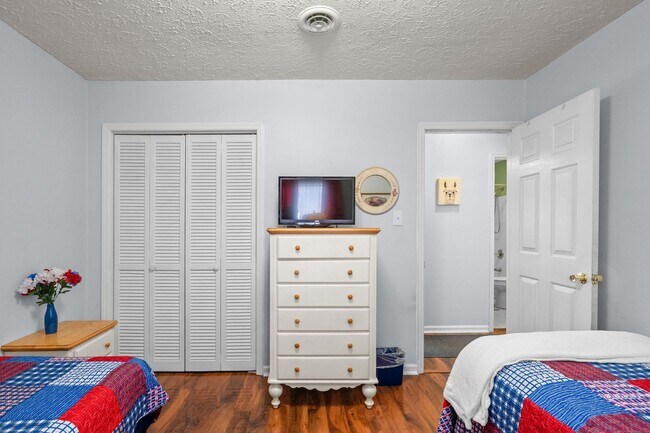 Building Photo - 4 Bed/2 Bath Furnished Single Family Home in Surfside 1 Mile to the Beach By Golf Cart!