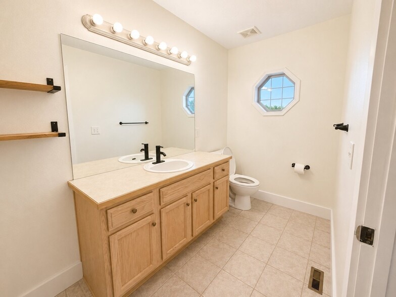 Building Photo - 991 Glen Oaks Dr