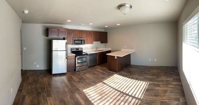 Building Photo - Charming 2 Story Townhome w/ 2 Attached Car Garage