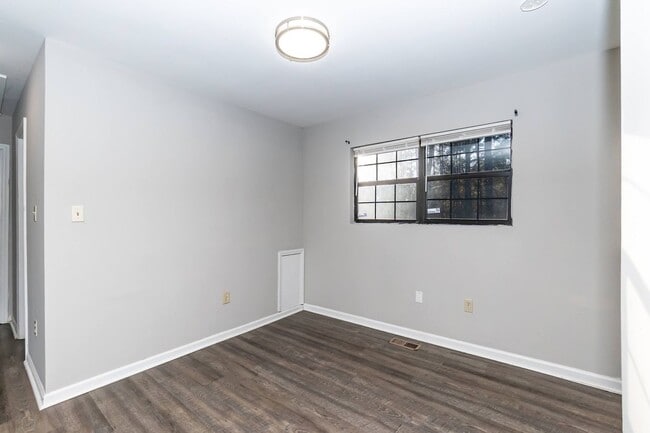 Building Photo - Three Bedroom Home!