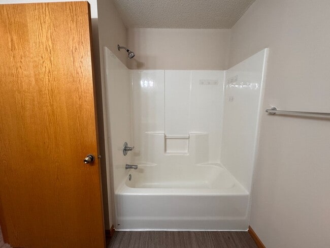 Building Photo - Fully Updated 2 Bed, 1 Bath End-Unit Townhome