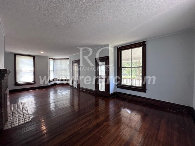 Building Photo - 1501 Walnut-