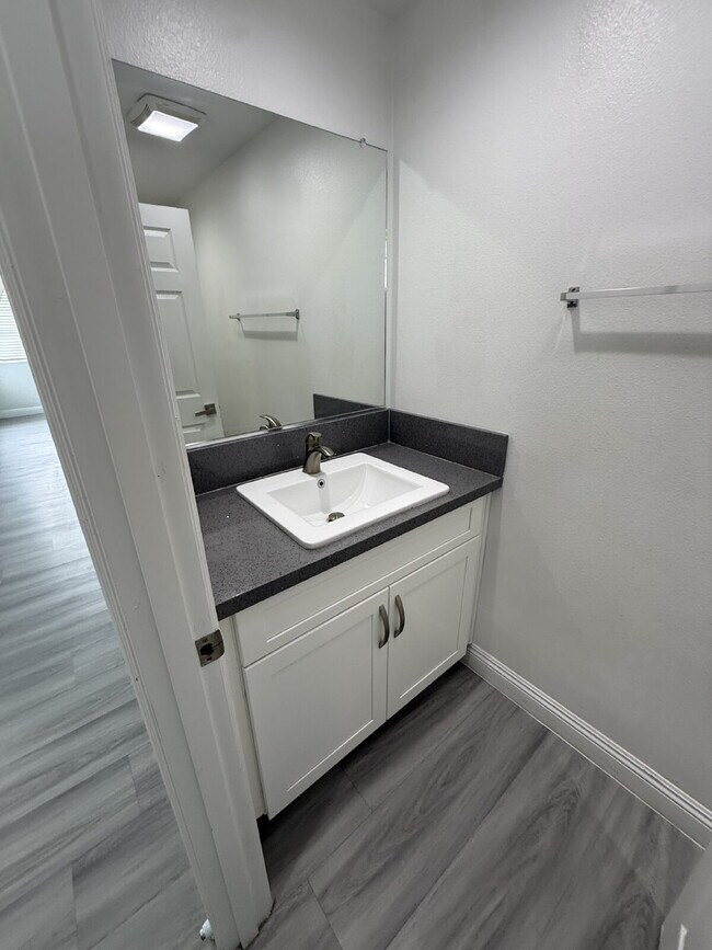 Building Photo - New Gas Range & Refrigerator.  Spacious rooms, private yard and RV parking.  Must see - Won't las...