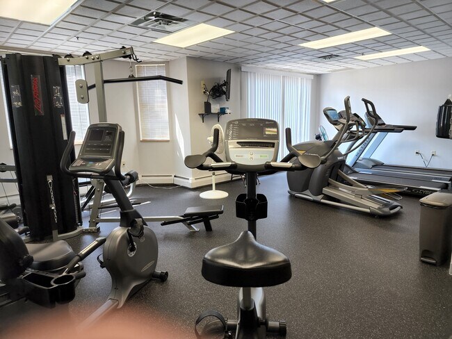 Exercise room - 6500 Woodlake Dr