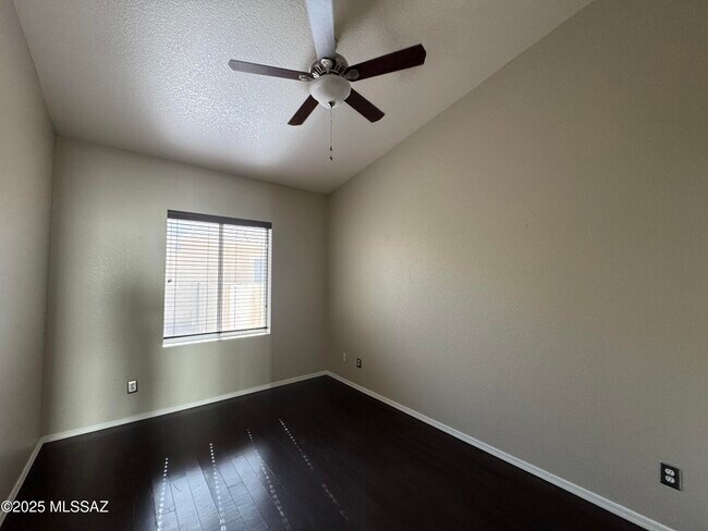 Building Photo - 9005 N Silver Moon Way