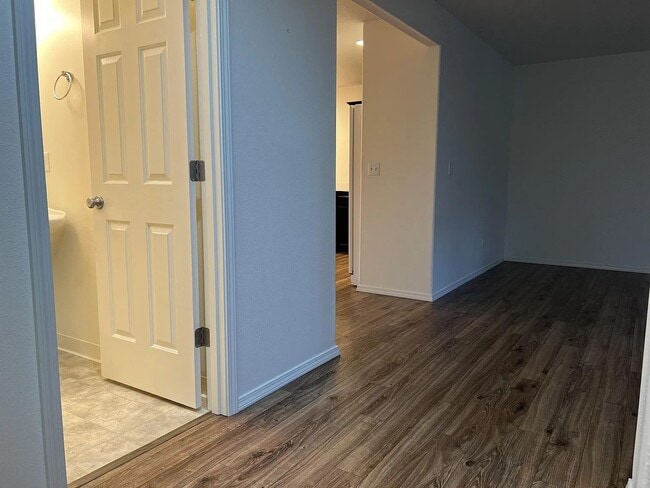 Building Photo - Enormous Tri-Level Townhome 2/2 w/Bonus Room Available Feb. 6th