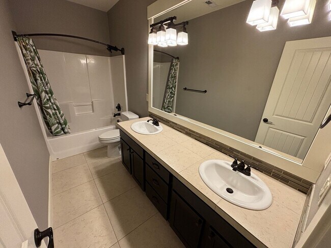 Building Photo - Beautiful Home in the Copper Creek Subdivi...