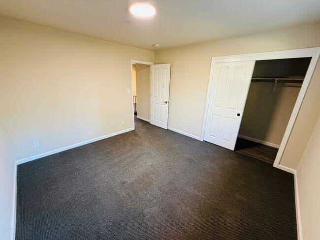 Building Photo - 3 bed 2 bath unit with 1 car garage - Pet Friendly
