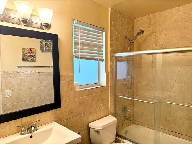 Building Photo - 1104 N 17th Ct
