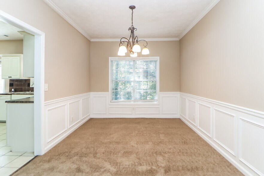 Building Photo - 2185 Woodbriar Dr