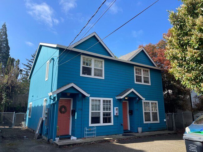 Building Photo - 3924 &amp; 3920 SE Gladstone St