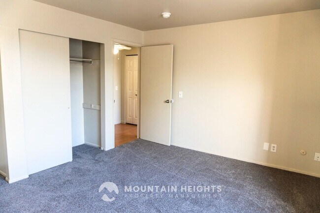 Building Photo - 415 E Creekside Cir