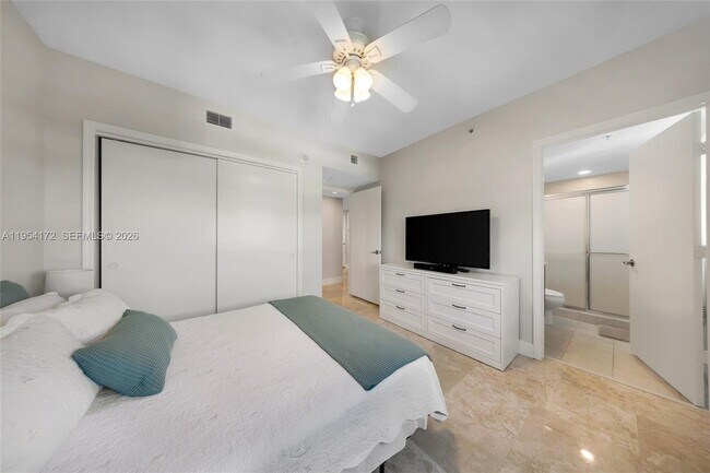 Building Photo - 14951 Royal Oaks Ln