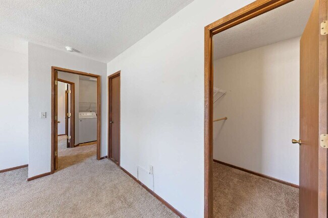 Building Photo - Spacious Townhome 3 Bedrooms plus office!