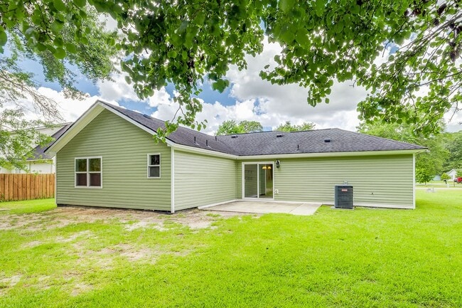 Building Photo - Freshly Painted 4 Bed Home on Huge Lot wit...