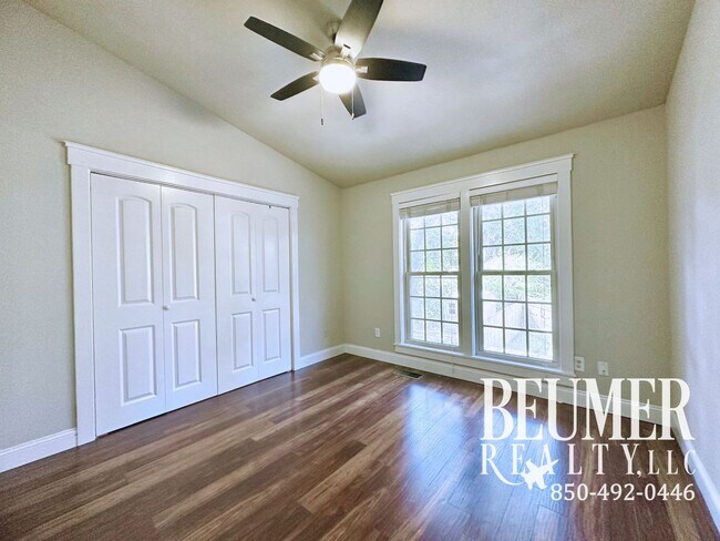 Building Photo - 2br 1.5 ba End Unit Townhome for Rent