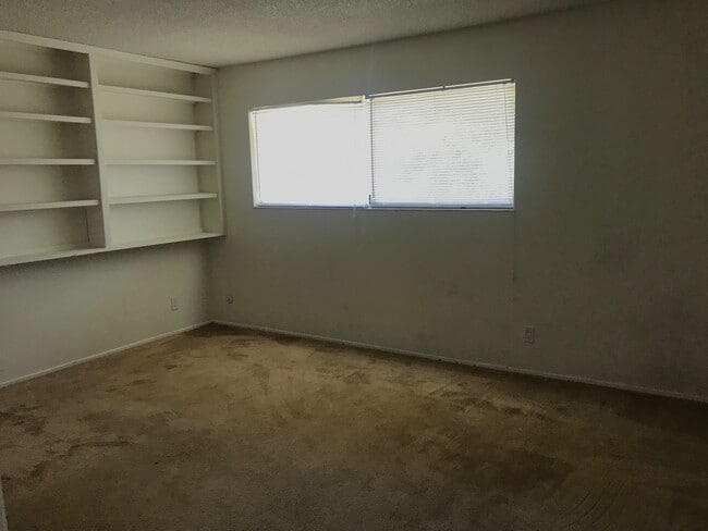 Building Photo - Cozy & Centrally Located 3 Bedroom Townhou...