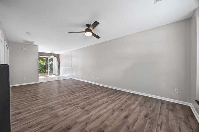 Building Photo - Great 2 bdrm Townhome in Steele Creek area...