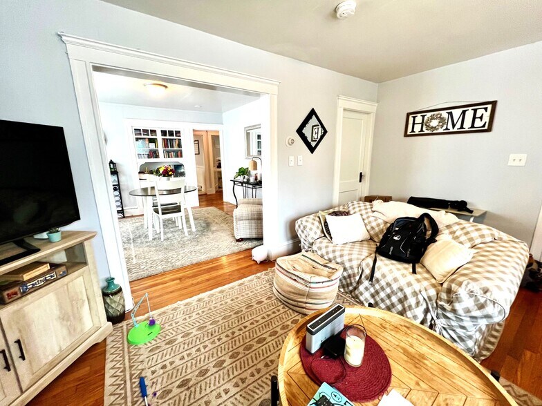 Building Photo - 39 Sterling St