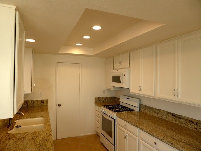 kitchen with walk in pantry - 1201 Buena Vista