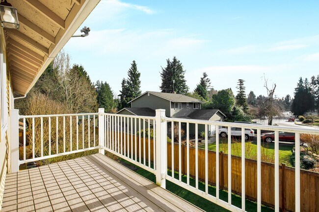 Building Photo - Sunny 5 Bedroom Home with 3 Car Garage in Quiet Neighborhood