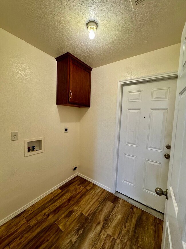 Building Photo - Spacious 4 Bedroom 2 Bath