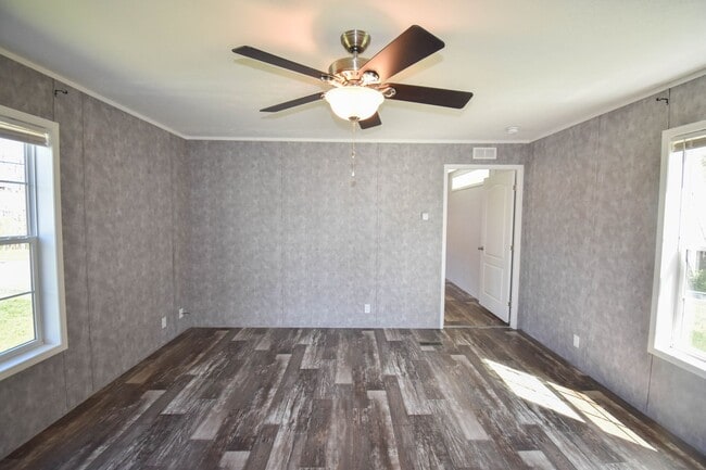 Building Photo - Two Bedroom Updated Mobile Home with Fenced Yard!