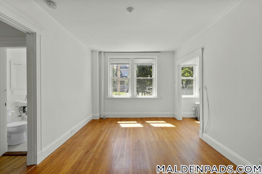 Building Photo - 172 Maple St