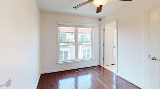 Building Photo - 517 Regent Pl NE