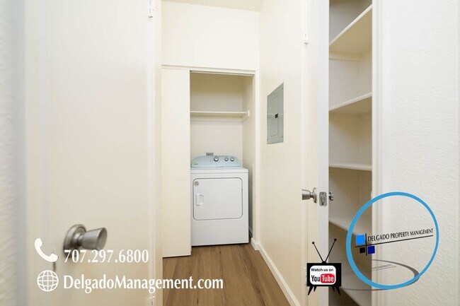Building Photo - Glen Cove! Large one bedroom condo