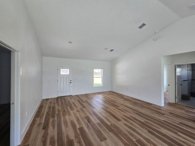 Building Photo - 11670 SE 55th Ln