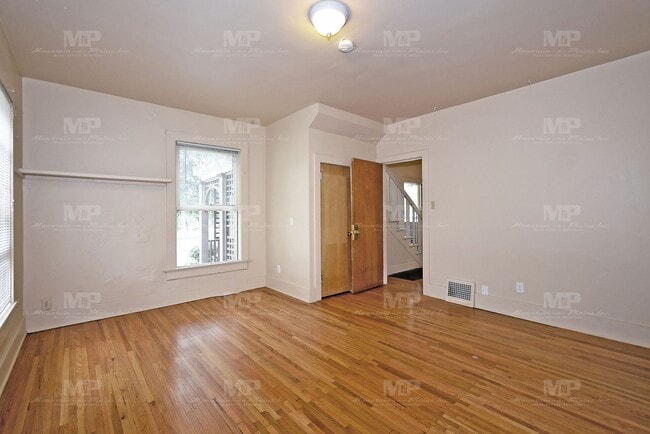 Building Photo - 322 W Laurel St