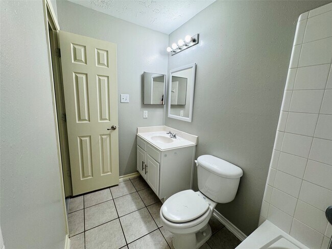 Building Photo - 24631 Hampton Lakes Dr