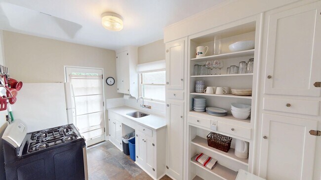 Building Photo - Furnished One Bedroom Available at Granada Court!