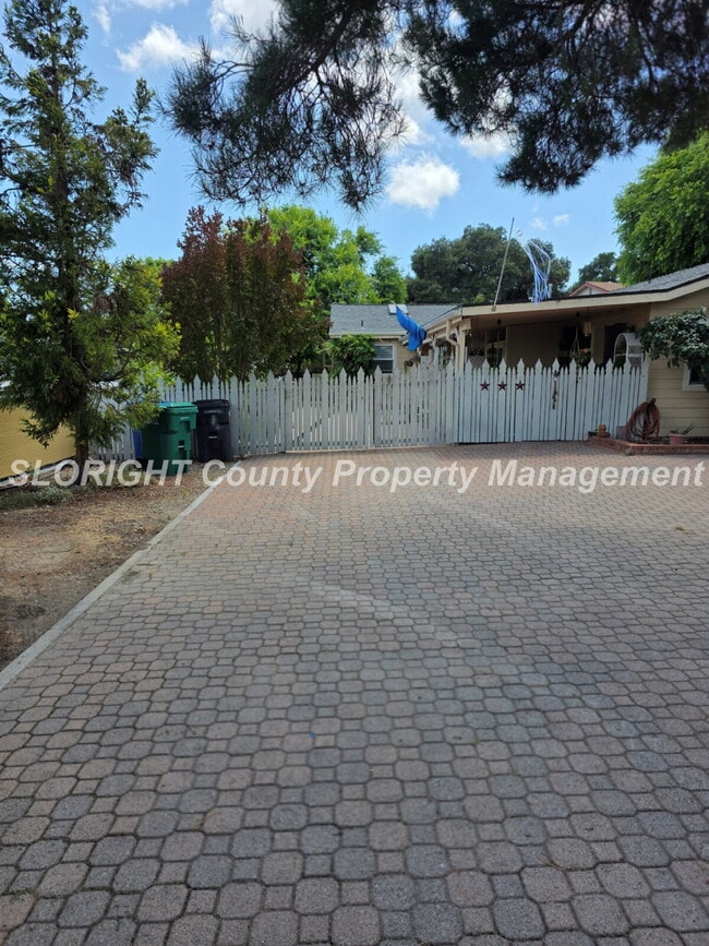 Building Photo - AVAILABLE NOW - 2 Bed/ 1 Bath Atascadero Home