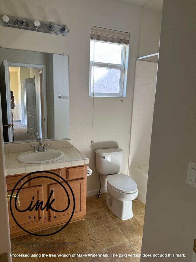 Building Photo - Cute townhome in Minden