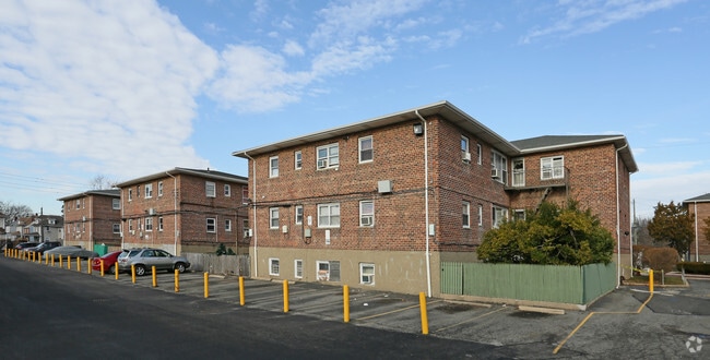 Building Photo - 37-50 Villa Ct