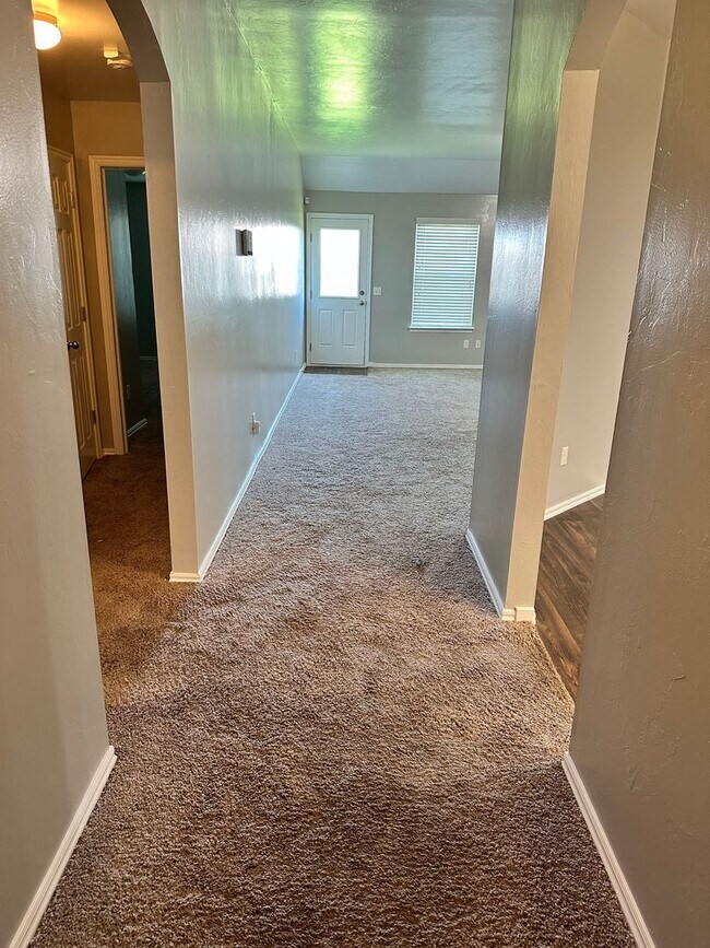 Building Photo - 3 bed 2 bath in Mustang- Move in Special!