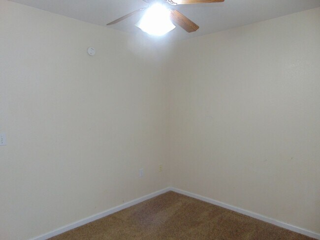 Building Photo - 1709 N Lakewood Dr