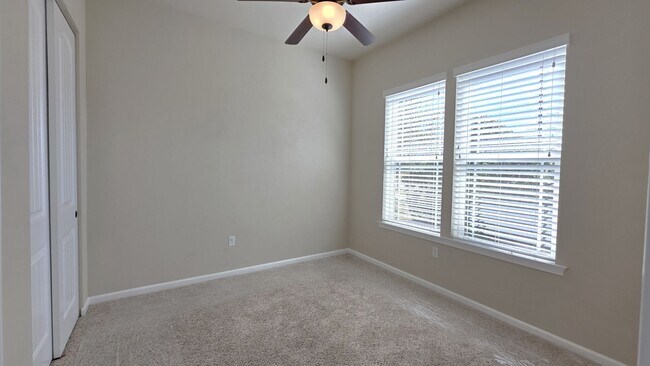 Building Photo - FOR RENT 4 BEDROOM 3 BATHROOM HOME