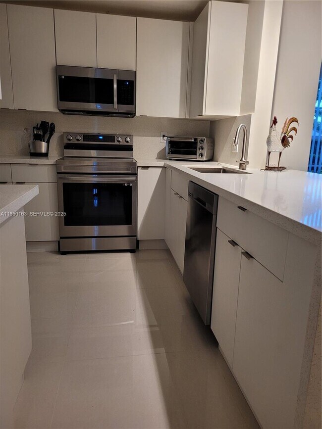 Building Photo - 8101 SW 24th Ct