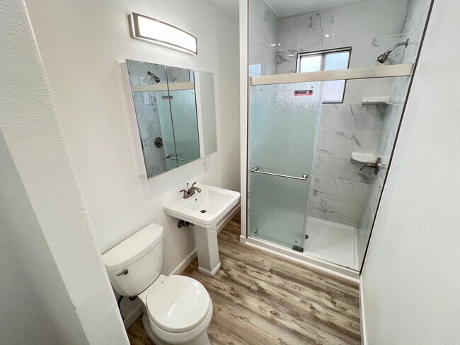 Building Photo - Completely Remodeled 2 Bed 1 Bath Charming...