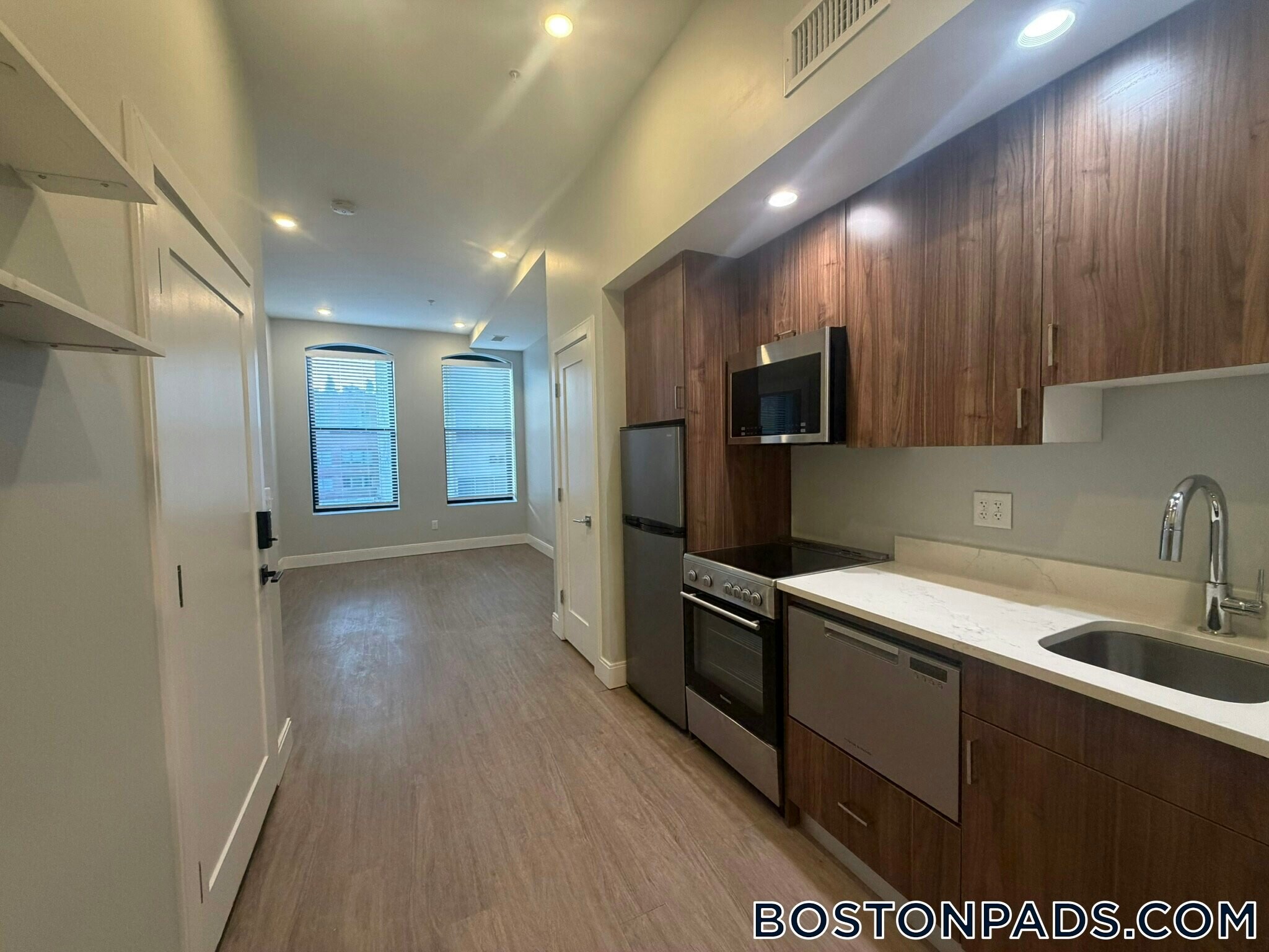 Building Photo - 517 Main St