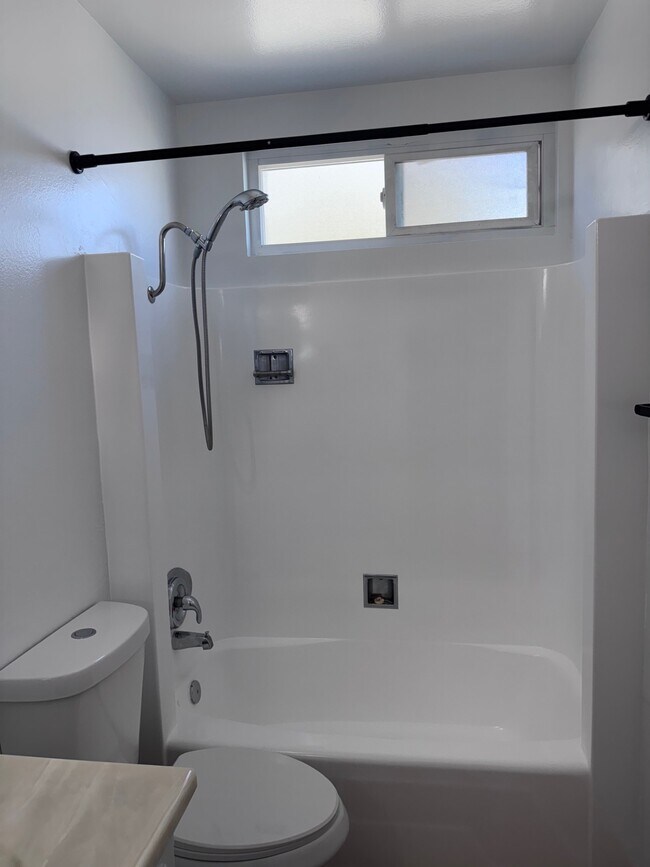 Building Photo - 1360 Hornblend St