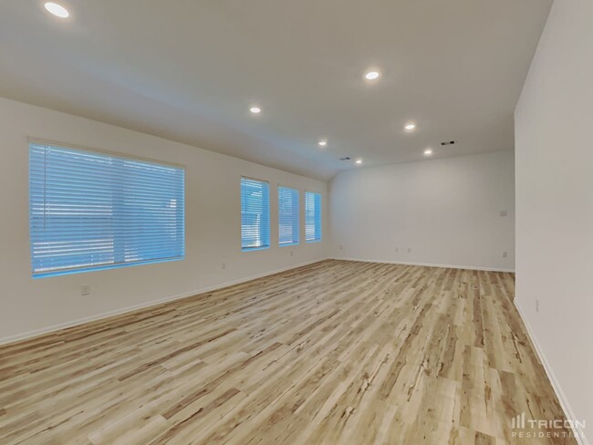 Building Photo - 10511 Pineland Dr