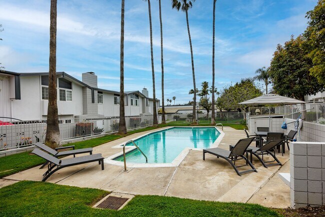 Building Photo - Upgraded Newport Beach Townhouse in Park Lido!
