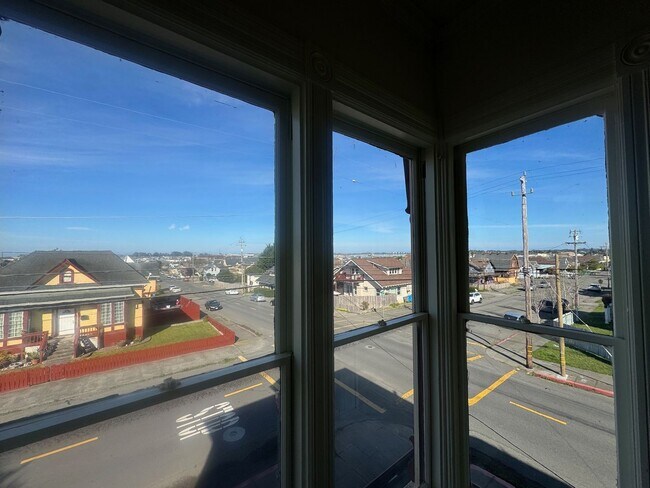 Building Photo - 14th &amp; B