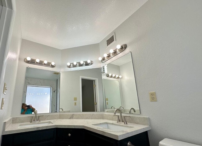 Building Photo - 8878 E Sheena Dr