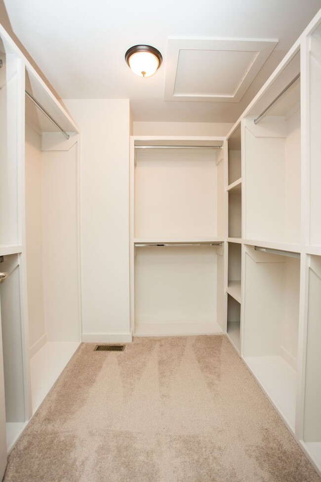 Building Photo - Beautifully Partially Furnished or Unfurni...